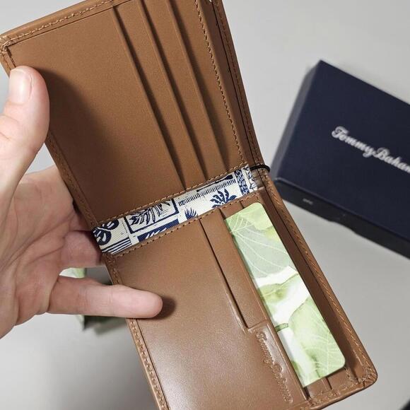 Tommy Bahama Wallet Mens Bi Fold Tan Leather Card Case Brown Marlin Embossed NIB - Picture 2 of 6